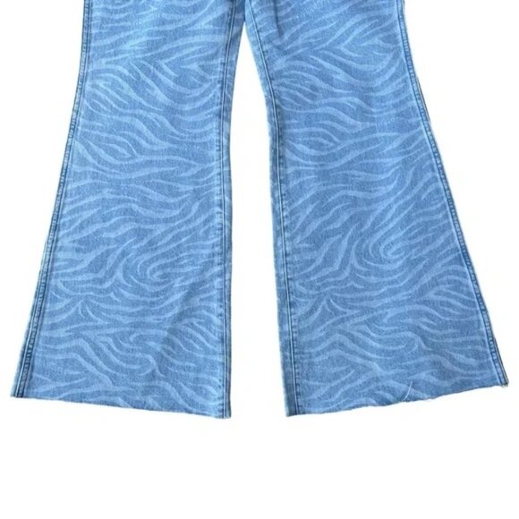 🌀 Wrangler Flare Jeans 31x30 | Zebra Print Raw Hem Y2K Retro Denim Vibes - Picture 4 of 9